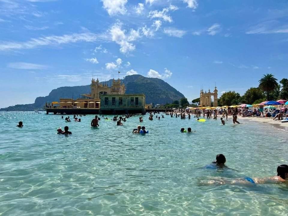 Mondello Felix - Appartamenti In Villa A 600M Dal Mare Zewnętrze zdjęcie